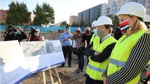 El alcalde de Madrid, José Luis Martínez-Almeida, visita las obras de los nuevos centros de día de alzhéimer y de servicios sociales que el Ayuntamiento está construyendo en el Ensanche de Vallecas.