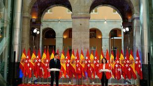 El comentado despliegue de banderas en la rueda de prensa de Sánchez y Ayuso
