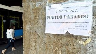 'Guetto Paradise' o 'You are living the south sector': carteles en Puente de Vallecas contra las restricciones