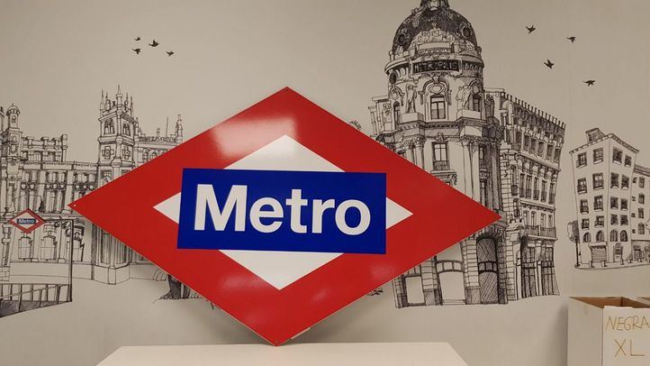 El iconico rombo de Metro de Madrid a tamaño real se puede adquirir desde este lunes en la estaciones de Sol y Chamartín.