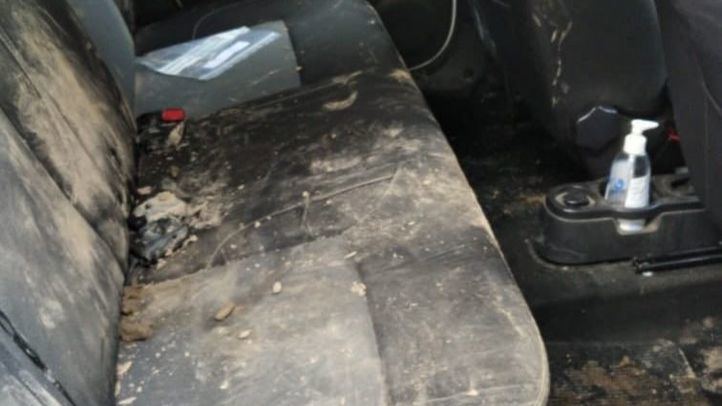 Estado del coche apedreado por un grupo de jóvenes en Fuente el Saz