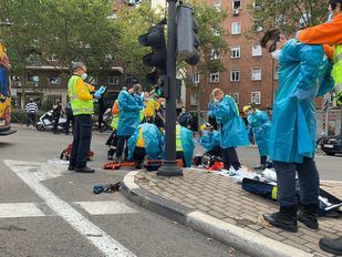 En estado crítico un motorista tras chocar contra una semáforo en Santa María de la Cabeza