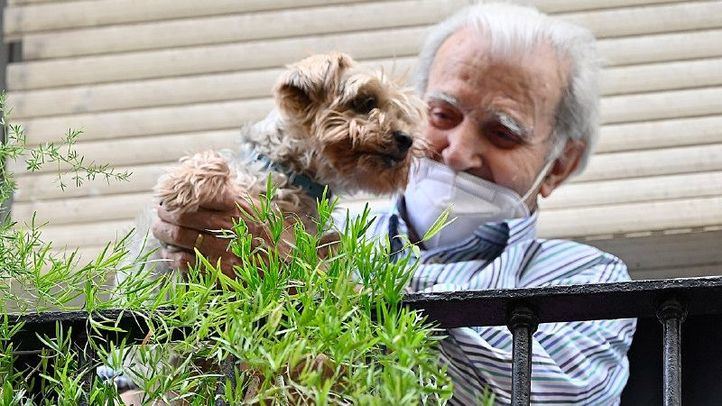 Piso donde vive Paco, hombre al que se quiere desahuciar, con su perro.