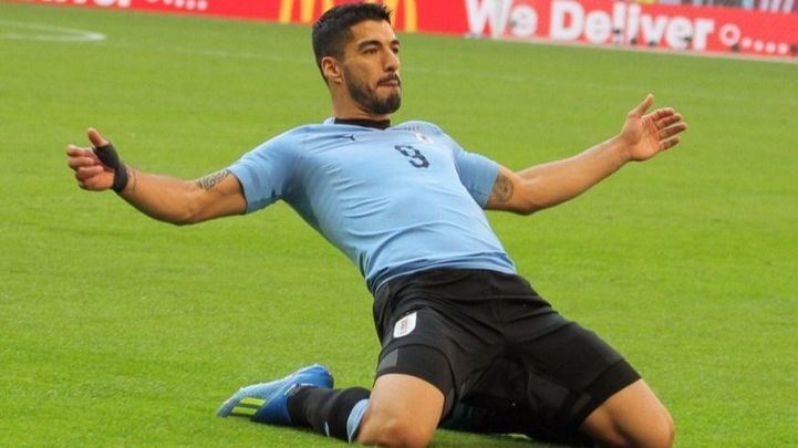 Luis Suárez celebrando un gol con Uruguay