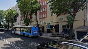 Un conductor herido leve tras desplomarse un árbol sobre un coche en Príncipe de Vergara