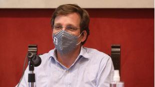 Almeida acusa a Illa de "enredar" al "mandar un mensaje de confusión" a los madrileños