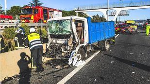 Un hombre, herido grave en un choque entre dos camiones en la A-6