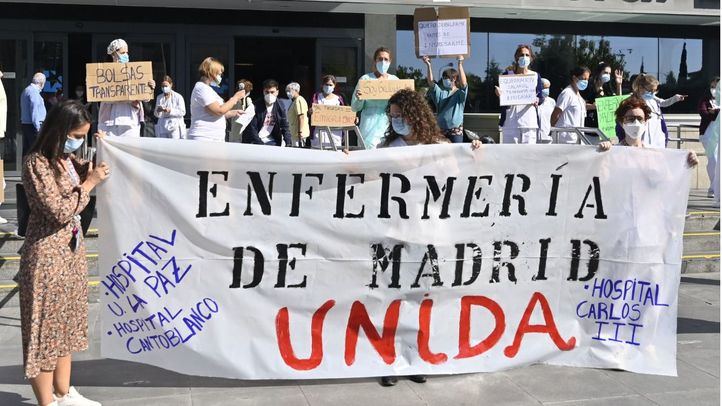 El colectivo de enfermería, en las puertas del Hospital de la Paz, pide mejoras en las condiciones laborales