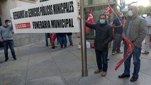 Los trabajadores de la Funeraria Municipal, en huelga frente a Cibeles para exigir más personal