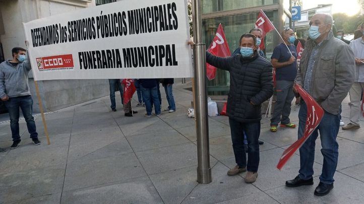 Trabajadores de la funeraria municipal de Madrid se concentran frente al Ayuntamiento de Madrid