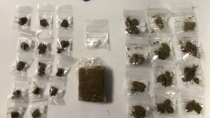 Desalojada una fiesta ilegal sin medidas de seguridad en Parla con estupefacientes y armas blancas