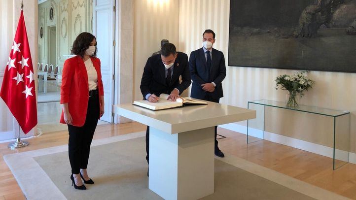 El presidente del Gobierno, Pedro Sánchez, junto a la presidenta de la Comunidad de Madrid, Isabel Díaz Ayuso, y el vicepresidente Ignacio Aguado