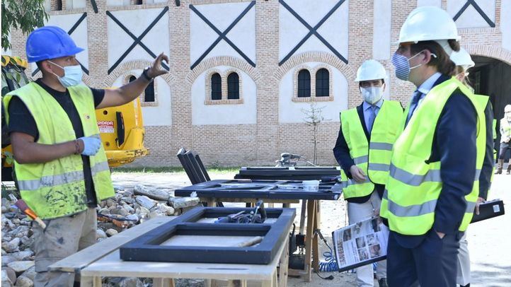 El Alcalde de Madrid, José Luis Martínez Almeida, acompañado del concejal Borja Carabante y de Paloma Garcia visitan las obras de rehabilitación de la Quinta de Torre Arias.
