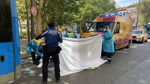 Un autobús de la EMT atropella a una mujer en la plaza de Tirso de Molina