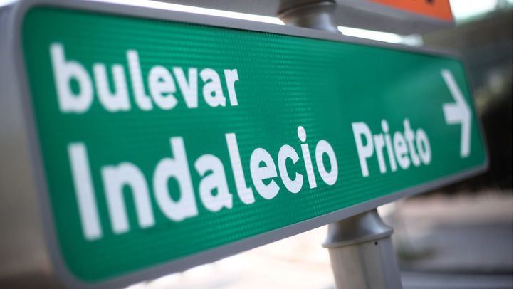Señal que indica la dirección al Bulevar Indalecio Prieto, en Madrid