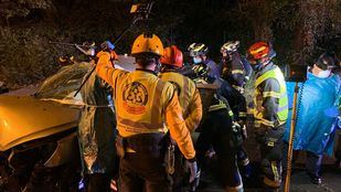 Heridas dos personas tras perder el control de su coche y chocar contra una farola