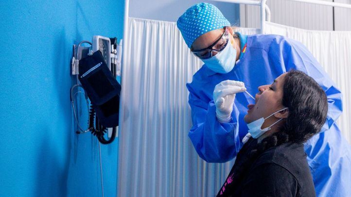 Una mujer se realiza una PCR en Carabanchel durante las pruebas masivas