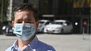 Pablo Iglesias trabaja con Sanidad para homologar mascarillas transparentes para personas sordas