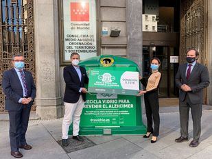 Los madrileños transforman el reciclado de vidrio en 5.751 euros para la lucha contra el Alzhéimer