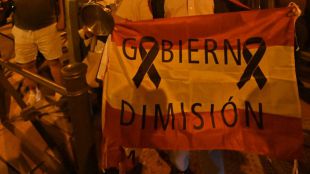 Concentración ante la sede del PSOE en la calle Ferraz