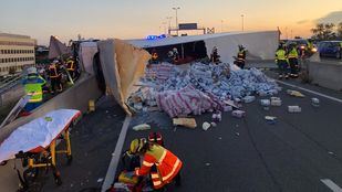Liberado tras más de dos horas de trabajo el conductor de un tráiler volcado en la M-50