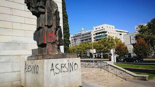 'Asesino' y 'Rojos no': vandalizada la estatua de Largo Caballero de Nuevos Ministerios