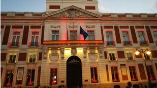 La Puerta del Sol luce los colores de la bandera de España para conmemorar el Día de la Fiesta Nacional