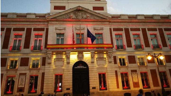 La Puerta del Sol luce los colores de la bandera de España para conmemorar el Día de la Fiesta Nacional