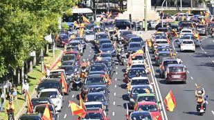 Cientos de coches se suman a la 'caravana por la libertad' convocada por Vox