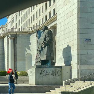 La estatua de Indalecio Prieto en Nuevos Ministerios, también vandalizada