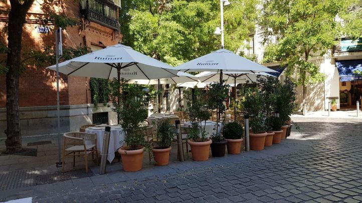 Una terraza ocupa una esquina de la calle Lagasca / Jorge Juan