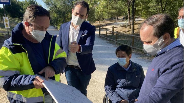 Borja Carabante, delegado de Medio Ambiente y Movilidad, y Borja Fanjul, concejal presidente de Puente de Vallecas, visitan la rehabilitación del parque forestal de Entrevías.