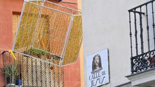 Madrid comienza a instalar las primeras luces de Navidad