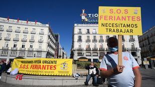 Los feriantes denuncian su situación con una cacerolada en Sol