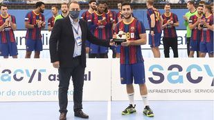 El Barcelona recibe su título de campeón de la Liga Sacyr Asobal 2019-2020