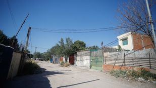 Pedradas y barricadas de los vecinos de la Cañada Real contra la Policía por los cortes de luz
