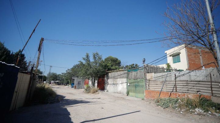 Pedradas y barricadas de los vecinos de la Cañada Real contra la Policía por los cortes de luz