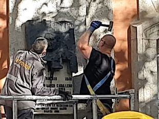 Retirada la placa de Largo Caballero entre críticas de los socialistas y anuncio de recurso en los tribunales