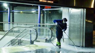 Profesionales de limpieza de Clece, claves en la exhaustiva desinfección del Metro de Madrid