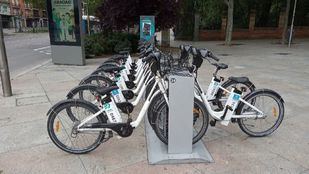 Los controladores SER multarán desde enero a patinetes, bicis y motos de alquiler mal aparcados