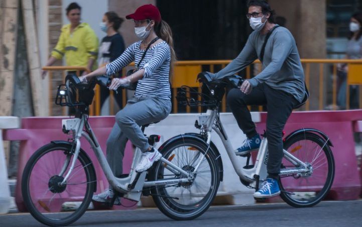 Dos usuarios de BiciMAD en Princesa.