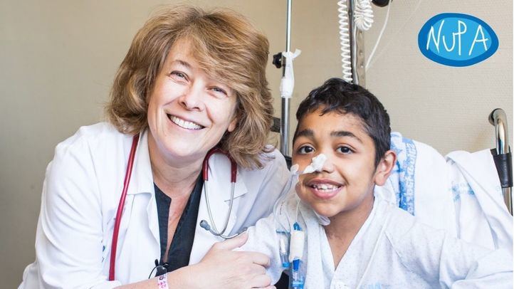 Esther Ramos, jefe de Unidad de Rehabilitación y Trasplante Intestinal del Hospital La Paz, posa con Yassine, paciente con fallo intestinal que ha recibido el trasplante innovador que le ha salvado la vida.