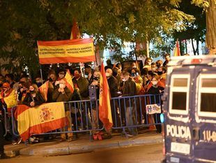 Al grito de "Gobierno dimisión", partidarios de Vox se concentran a las puertas del Congreso