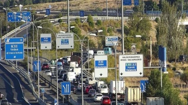 Atasco en la A-3 por el corte de la vía por los vecinos del sector VI de la Cañada Real