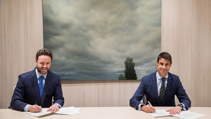 Iker Beraza, director comercial de Sareb y Daniel Caballero, director corporativo de Negocio Inmobiliario de CaixaBank, en la firma del acuerdo.