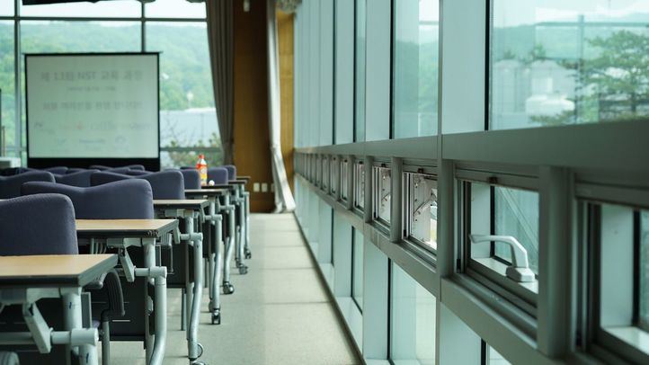 Purificadores o ventilación: cómo renovar el aire en las aulas sin enfermar de frío