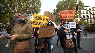 Un centenar de personas recorre Madrid para pedir la República "ya"