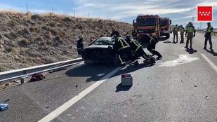 Un hombre, herido grave tras quedar atrapado en su coche