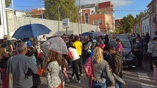 Aceras estrechas y aglomeraciones en el colegio Lope de Vega
