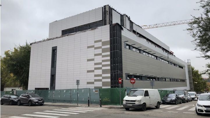 El concejal delegado de Vivienda, Álvaro González, y la concejala presidenta del distrito de Usera, Loreto Sordo, visitan la construcción de la nueva biblioteca municipal.